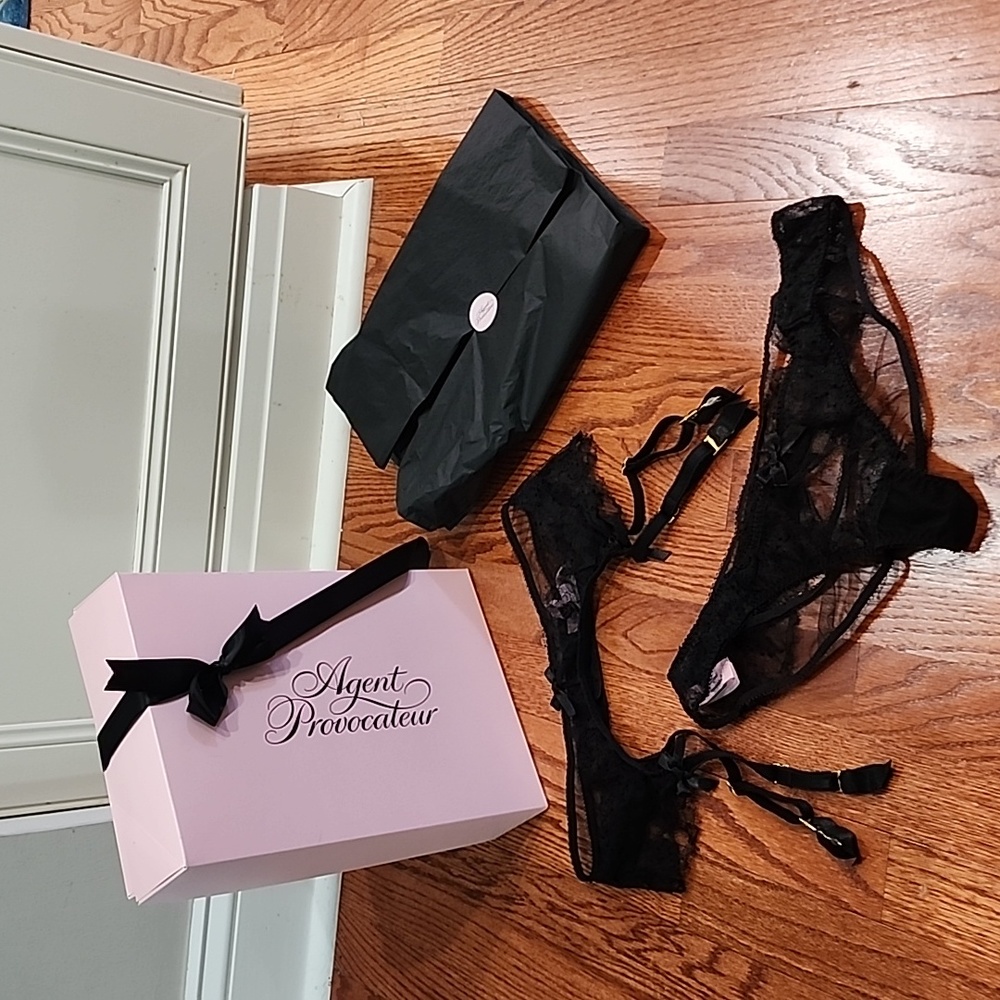 New Agent provocateur blk lace size 3 garter and size 4 panties